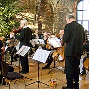 De enkelte instrumenter stemmes efter efter koncermesterens violin