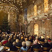 Tilhørere og orkester i kirkesalen på Koldinghus