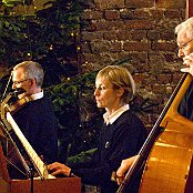 Annette Jørgensen ved orkestrets nyanskaffede cembalo og Freddy Ørnskov Lauridsen ved sin kontrabas