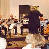 Holger Thorborg på dirigentpodiet - et lille udsnit af bratsch-gruppen ses midt i billedet