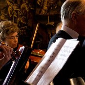 Et lille udsnit med orkestrets formand Anita Sindholt. Til højre ser vi lige Helge Andresen - 1. violin.