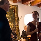 Solist og dirigent - Inge Lise Skovgaard ses i baggrunden